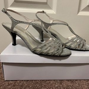 Caparros Silver Glimmer Sabrina Heels, Women’s size 8.5